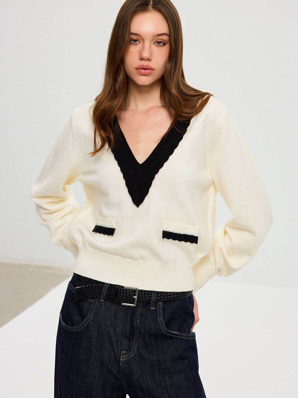 Contrast V-Neck Knit Top