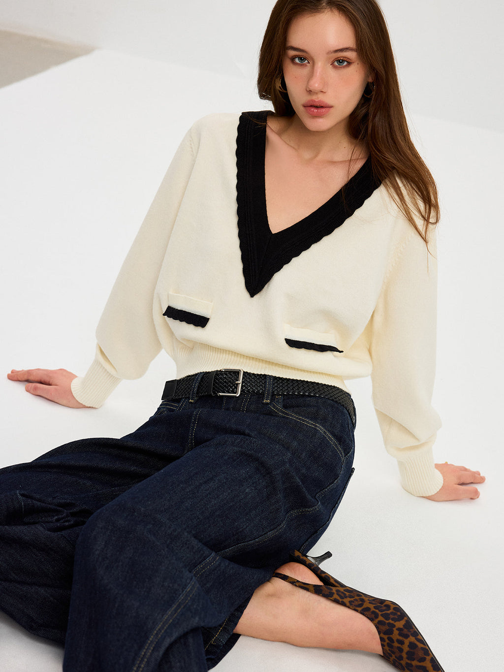 Contrast V-Neck Knit Top