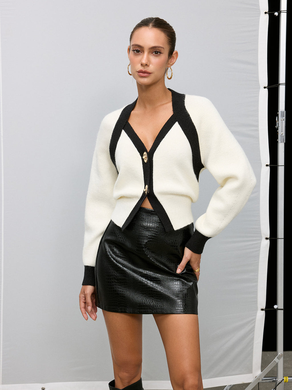 Metal Detail Contrast Trim V-Neck Sweater